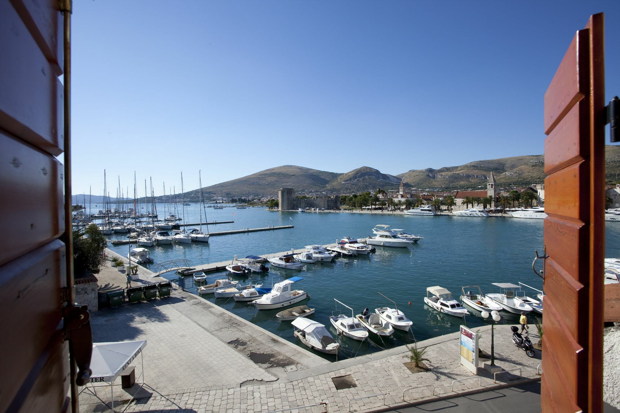 Apartments Riva Trogir Bagian luar foto